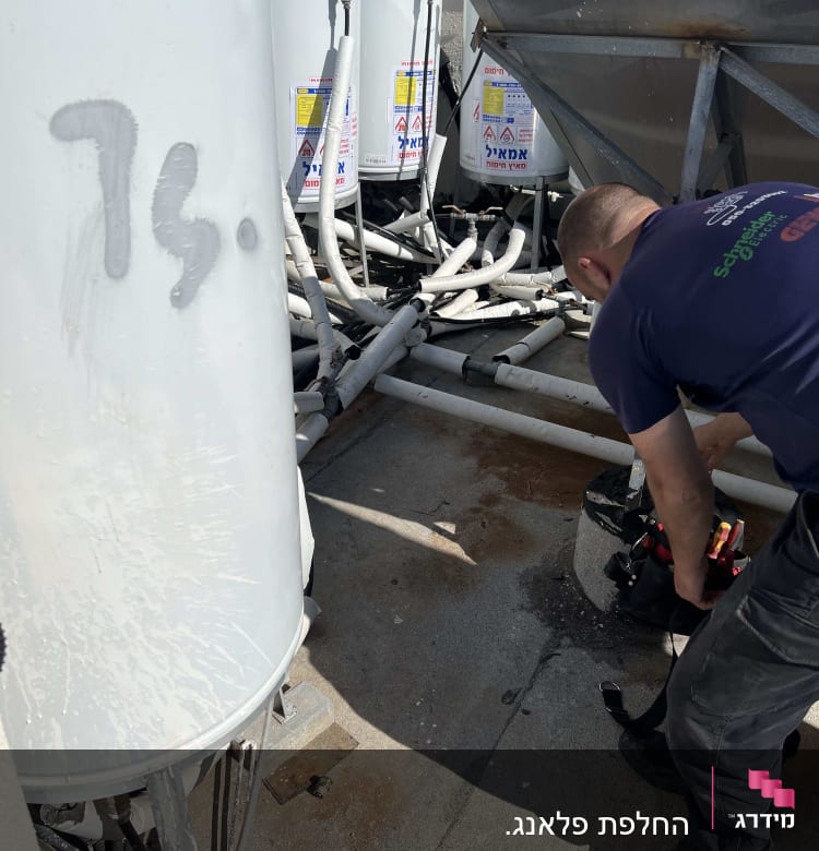 דוד שמש עם צינורות ומתקין בעבודה